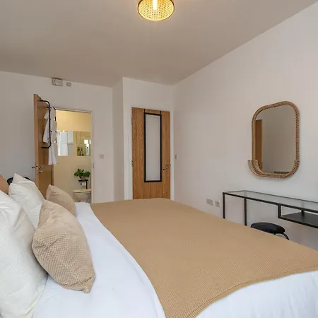 3-Bed Serviced Apt Near M62, Leeds - Ideal For Up To 6 Guests - Long Stay Options - Free Parking And Wifi Morley  Exterior photo