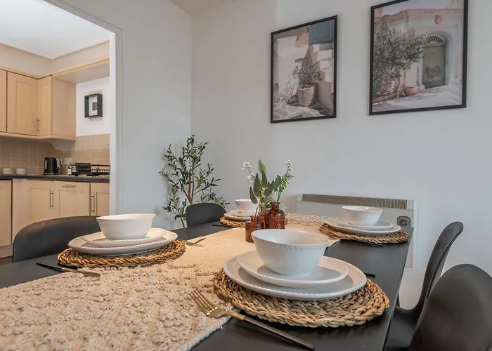 3-Bed Serviced Apt Near M62, Leeds - Ideal For Up To 6 Guests - Long Stay Options - Free Parking And Wifi