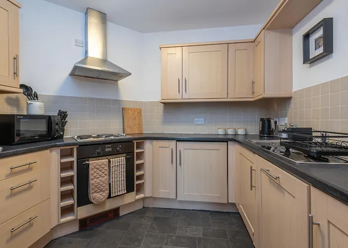 3-Bed Serviced Apt Near M62, Leeds - Ideal For Up To 6 Guests - Long Stay Options - Free Parking And Wifi