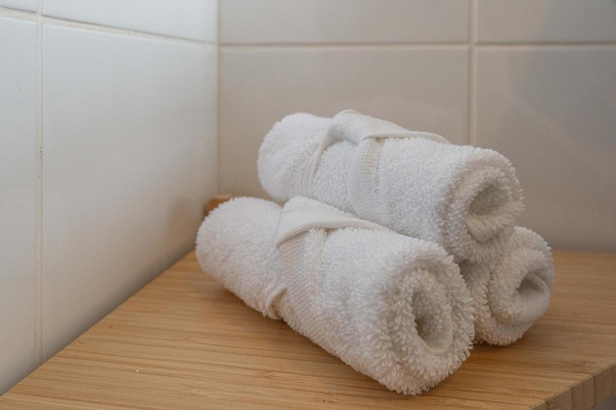 3-bed Serviced Near M62, Leeds - Ideal For Up To 6 Guests - Long Options - Free Parking And Wifi Apartment