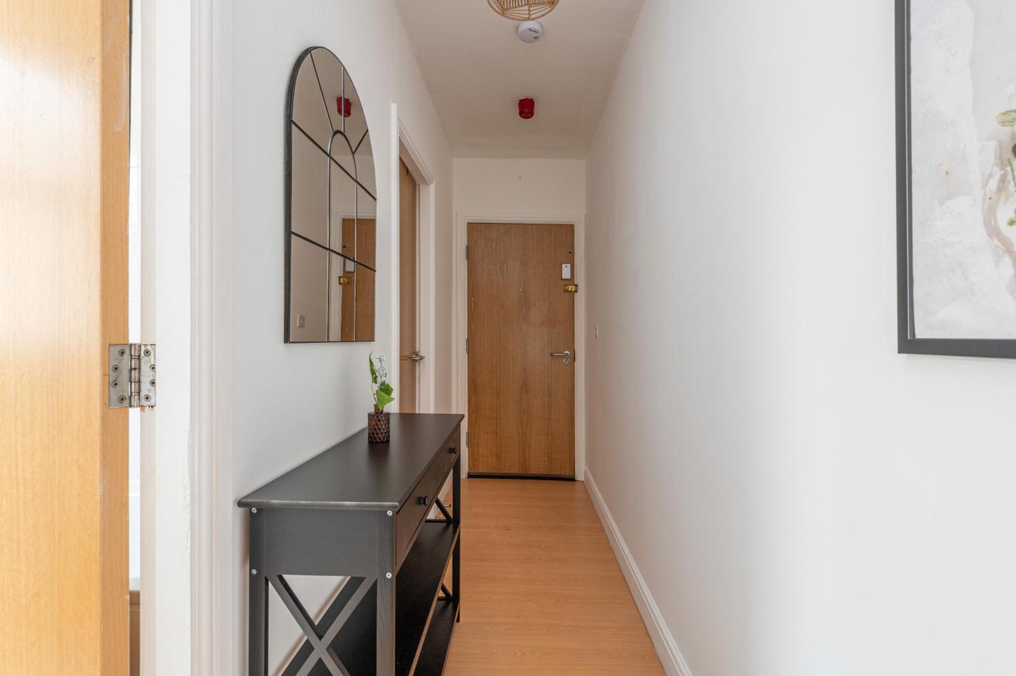 Apartment 3-bed Serviced Near M62, Leeds - Ideal For Up To 6 Guests - Long Options - Free Parking And Wifi