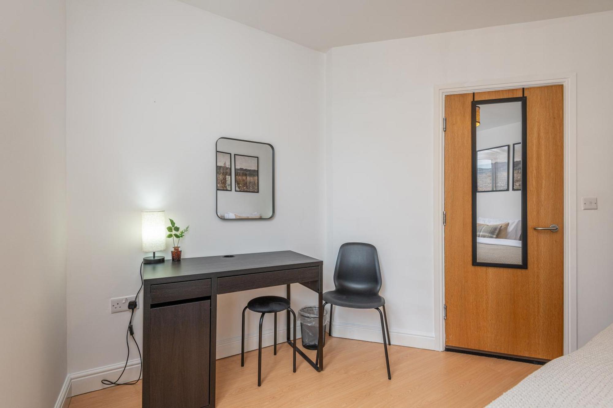 3-bed Serviced Near M62, Leeds - Ideal For Up To 6 Guests - Long Options - Free Parking And Wifi Apartment Morley (West Yorkshire)