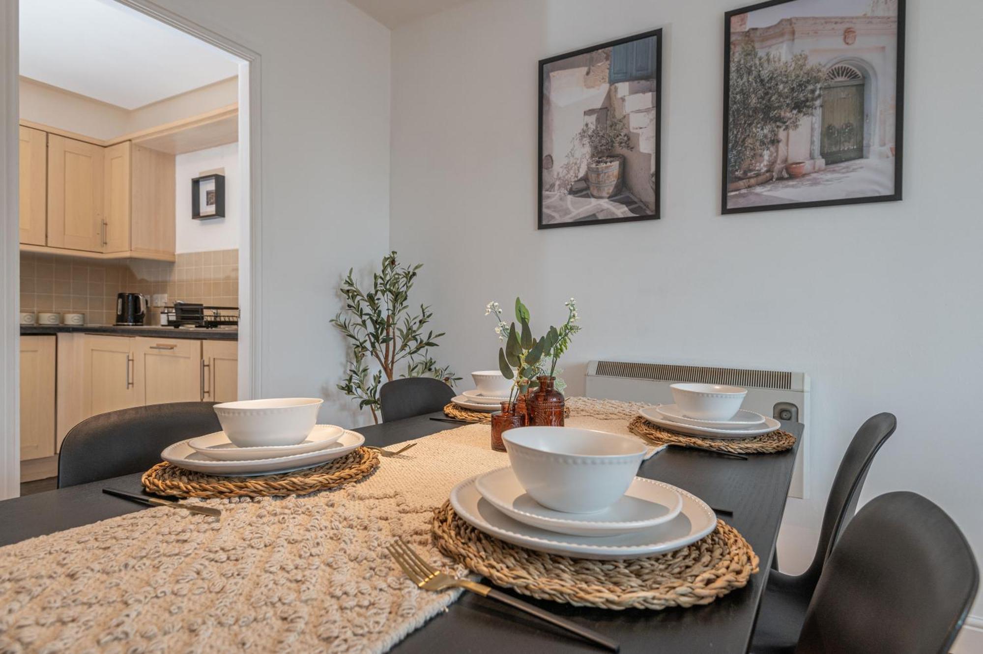 3-bed Serviced Near M62, Leeds - Ideal For Up To 6 Guests - Long Options - Free Parking And Wifi Morley (West Yorkshire)
