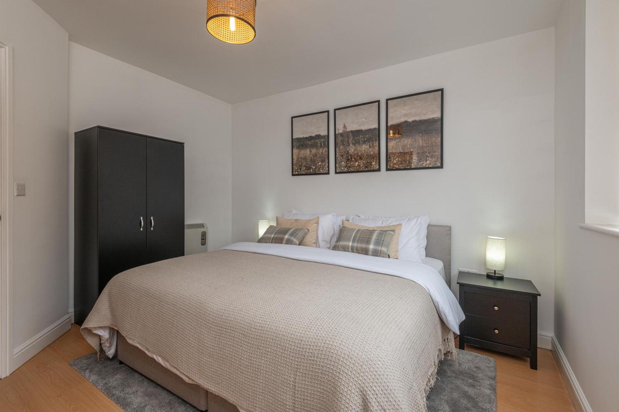 3-bed Serviced Near M62, Leeds - Ideal For Up To 6 Guests - Long Options - Free Parking And Wifi