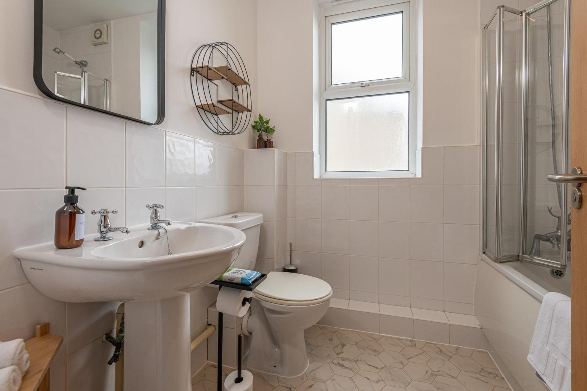 Apartment 3-bed Serviced Near M62, Leeds - Ideal For Up To 6 Guests - Long Options - Free Parking And Wifi *
