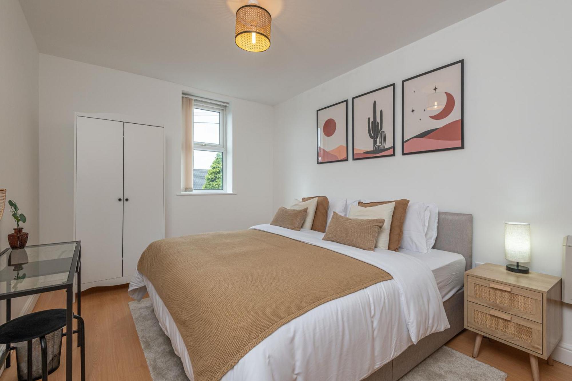 3-bed Serviced Near M62, Leeds - Ideal For Up To 6 Guests - Long Options - Free Parking And Wifi Apartment