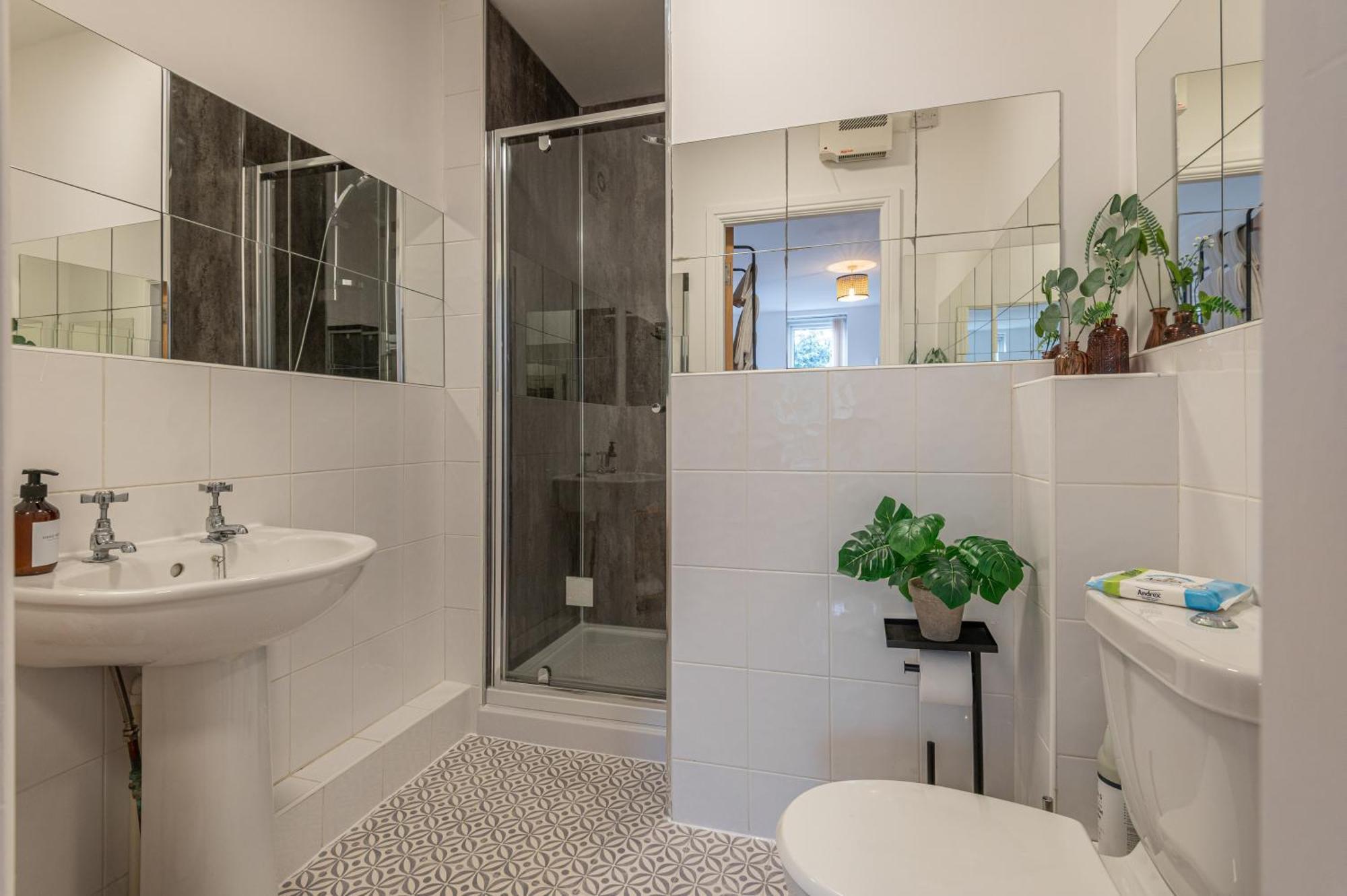 Apartment 3-bed Serviced Near M62, Leeds - Ideal For Up To 6 Guests - Long Options - Free Parking And Wifi