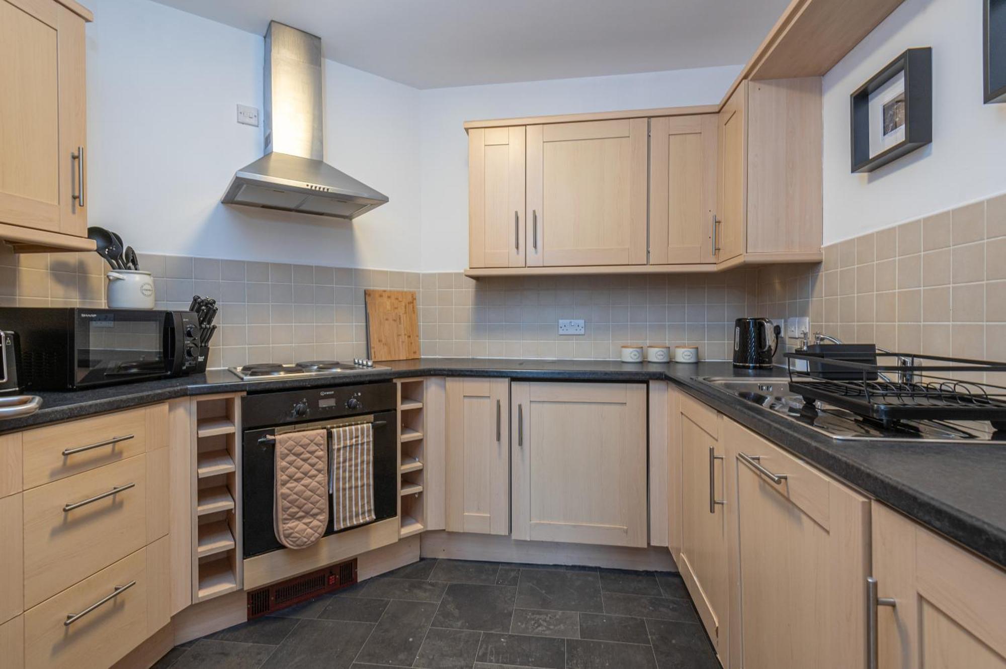3-bed Serviced Near M62, Leeds - Ideal For Up To 6 Guests - Long Options - Free Parking And Wifi Morley (West Yorkshire)